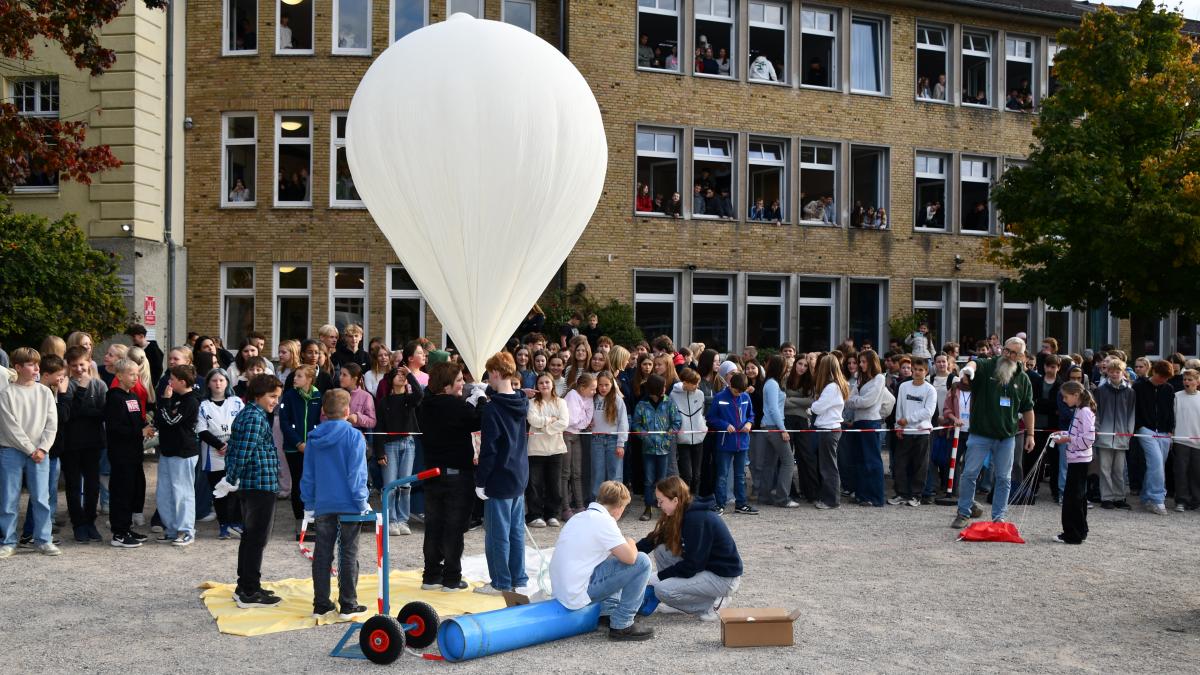Vom Schulhof in die Stratosphäre: Eutiner Schüler lassen Wetterballon in 40 Kilometer Höhe steigen