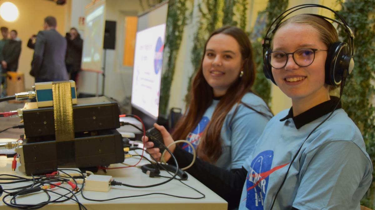 Eutiner Weber-Schüler sprechen mit Astronaut Andreas Mogensen auf der ISS